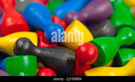 Un sacco di pezzi colorati per giochi da tavolo Foto Stock