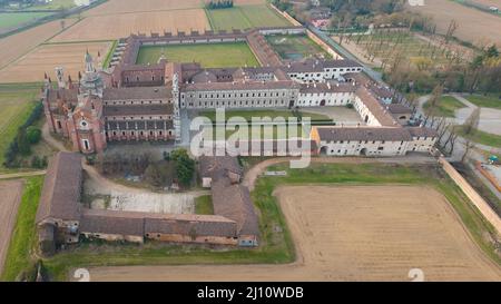 Veduta aerea della Certosa di Pavia un complesso monumentale storico che comprende un monastero e un santuario, una corte verde e una chiesa, santuario nel pro Foto Stock