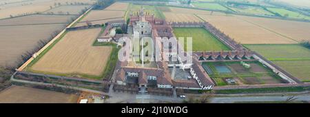 Veduta aerea della Certosa di Pavia un complesso monumentale storico che comprende un monastero e un santuario, una corte verde e una chiesa, santuario nel pro Foto Stock