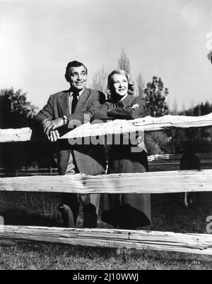 Newlyweds CLARK GABLE e la sua moglie SYLVIA ASHLEY nel 4th al Gable's Encino Ranch in California all'inizio del 1950 Pubblicità per Metro Goldwyn Mayer Foto Stock