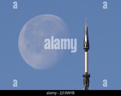 New York, Stati Uniti. 21st Mar 2022. La Luna si muove dietro la guglia del One World Trade Center a New York il lunedì 21 marzo 2022. Foto di John Angelillo/UPI Credit: UPI/Alamy Live News Foto Stock