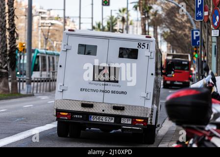 Barcellona, Spagna - 24 febbraio 2022: Autocarro blindato di Loomis, compagnia di gestione del contante, parcheggiato su una strada a Barcellona, Spagna Foto Stock