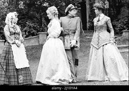 l-r: Sandi Toksvig (luce), Janet Spencer-Turner (Luciana), Brian Parr (Dromio di Efeso), Gabrielle Drake (Adriana) nella COMMEDIA DEGLI ERRORI di Shakespeare al Teatro all'aperto, Regent's Park, Londra NW1 01/06/1981 design: Hugh Durrant coreografia: Sheila Irwin Day regista: Richard Digwin Foto Stock