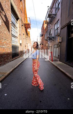 Adolescente donna vestita in 60s vestiti di moda nel vicolo del centro di San Francisco Foto Stock