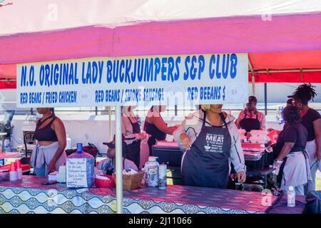 NEW ORLEANS, LA, Stati Uniti d'America - 20 MARZO 2022: Stand gastronomico per il New Orleans Original Lady Buckjumpers Social Aid and Pleasure Club in al Davis Park su Super Foto Stock