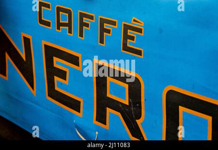 Epsom Surrey London UK, Marzo 21 2022, Cafe Nero Banner o Sign with No People Foto Stock