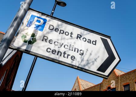 Epsom Surrey London UK, marzo 21 2022, direzione della segnaletica stradale per il parcheggio pubblico e il centro di riciclaggio della Comunità senza persone Foto Stock