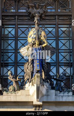 Londra, Regno Unito - 10th marzo 2022: La Regina del tempo si erge sul prow della nave di commercio, grande magazzino Selfridges a Oxford Street, Londra. Il Foto Stock