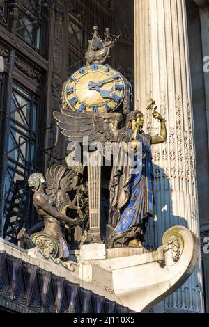 Londra, Regno Unito - 10th marzo 2022: La Regina del tempo si erge sul prow della nave di commercio, grande magazzino Selfridges a Oxford Street, Londra. Il Foto Stock