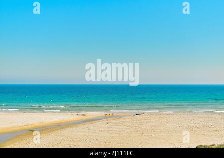 Spiaggia sabbiosa vuota, acque turchesi di colore chiaro del Mar Mediterraneo e cielo nuvoloso blu durante la giornata estiva di sole, idilliaco scenario aereo scatto. Costa B Foto Stock