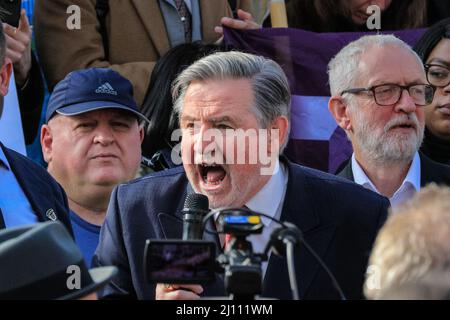 Westminster Londra, Regno Unito. 21st Mar 2022. Barry Gardiner, MP, fa un discorso appassionato. I membri e i rappresentanti della RMT, dell'Unione marittima Nautilus e dei lavoratori dei traghetti P&o saccheggiati si uniscono ai parlamentari, tra cui Jeremy Corbyn, Angela Rayner, John McDonnell, Barry Gardiner e altri, che si riuniscono al di fuori del Parlamento per protestare contro P&o che ha licenziato circa 800 del suo personale di traghetti con breve preavviso. Credit: Imagplotter/Alamy Live News Foto Stock