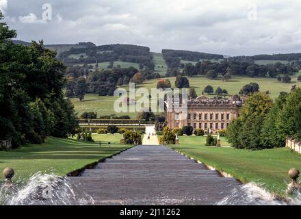 Chatsworth Garden, Blick von der Großen Kaskade auf das Schloß Foto Stock