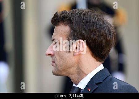 Il presidente francese Emmanuel Macron in profilo riceve il primo ministro Pedro Sanchez e si presenta ai giornalisti prima di un incontro presso il Palazzo Presidenziale Elysee di Parigi, in Francia, il 21 marzo 2022. Foto di Victor Joly/ABACAPRESS.COM Foto Stock