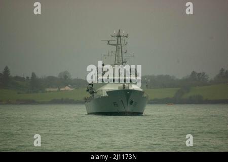 Lunedì 21 marzo 2022; nave Irish Naval Service Lé Roisin all'ancora a Bantry Bay, West Cork Irlanda. Le forze di difesa irlandesi stanno reclutando nuovi membri dell'esercito e della marina. Credit ed/Alamy Live News Foto Stock