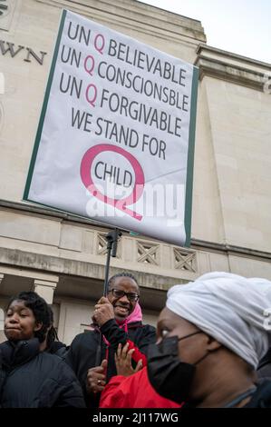 Nel March20th 2022 centinaia di manifestanti partecipano ad un raduno di fronte al municipio di Hackney, Londra, Regno Unito, per dimostrare il loro sostegno a Child Q Foto Stock