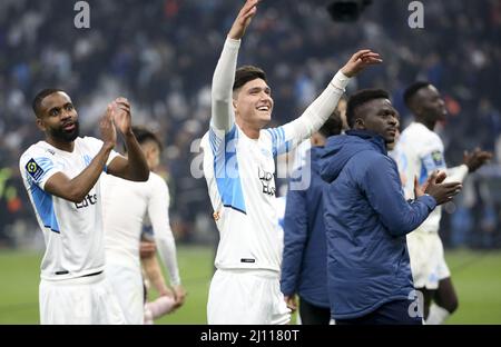 Cedric Bakambu, Leonardo Balerdi di Marsiglia e i compagni di squadra celebrano la vittoria con i loro sostenitori in seguito al campionato francese Ligue 1 tra Olympique de Marseille e OGC Nice il 20 marzo 2022 allo stadio Velodrome di Marsiglia, Francia - Foto: Jean Catuffe/DPPI/LiveMedia Foto Stock