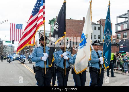 20 marzo 2022, Honor Guard con Suffolk County Sherrif alla South Boston St. Patrick's Day Parade. Foto Stock