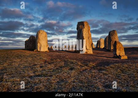 Monumento megalitico di Ales stenar vicino a Ystad, nel sud della Svezia, al mattino presto Foto Stock