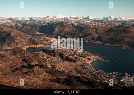 Bellissimo scatto aereo di lago di montagna e di una città sul lago Foto Stock