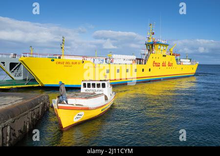 Traghetto sul molo dopo aver attraversato il canale di Chacao. Regione di Los Lagos. Cile. Foto Stock