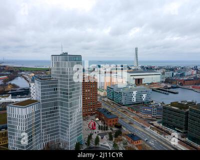 Malmö, Svezia - 28 12 2020: Vista aerea degli edifici moderni di Malmö. Colpo di drone. Foto Stock