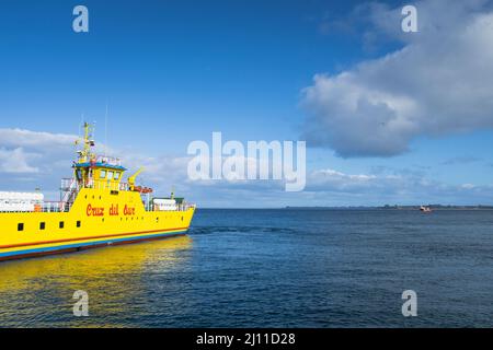 Traghetto sul molo dopo aver attraversato il canale di Chacao. Regione di Los Lagos. Cile. Foto Stock
