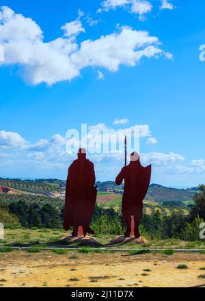 Figure metalliche che rappresentano soldati cristiani e arabi che hanno partecipato alla famosa battaglia di Navas de Tolosa il 16 luglio 1212 Foto Stock