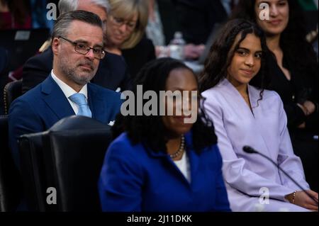 Washington, Stati Uniti. 21st Mar 2022. Patrick Jackson, marito di Kentanji Brown Jackson, e la figlia Talia Jackson reagiscono durante le audizioni di conferma del Comitato giudiziario del Senato per la nomina del giudice Kentanji Brown Jackson alla Corte Suprema, presso il Campidoglio degli Stati Uniti, a Washington, DC, lunedì 21 marzo, 2022. Il Senato sta tenendo audizioni di conferma questa settimana sulla nomina del giudice federale Kentanji Brown Jackson ad essere Giustizia associata alla Corte Suprema, e se confermato sarebbe la prima donna nera alla corte. (Graeme Sloan/Sipa USA) Credit: Sipa USA/Alamy Live News Foto Stock