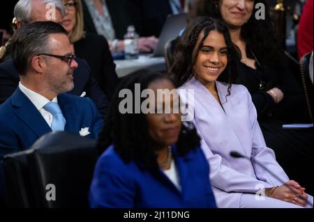 Washington, Stati Uniti. 21st Mar 2022. Patrick Jackson, marito di Kentanji Brown Jackson, e la figlia Talia Jackson reagiscono durante le audizioni di conferma del Comitato giudiziario del Senato per la nomina del giudice Kentanji Brown Jackson alla Corte Suprema, presso il Campidoglio degli Stati Uniti, a Washington, DC, lunedì 21 marzo, 2022. Il Senato sta tenendo audizioni di conferma questa settimana sulla nomina del giudice federale Kentanji Brown Jackson ad essere Giustizia associata alla Corte Suprema, e se confermato sarebbe la prima donna nera alla corte. (Graeme Sloan/Sipa USA) Credit: Sipa USA/Alamy Live News Foto Stock