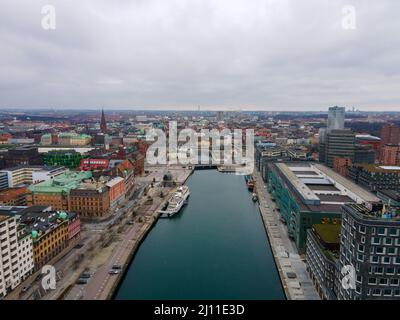 Malmö, Svezia - 28 12 2020: Vecchio faro di Malmö. Vista aerea, ripresa panoramica del drone. Cielo nuvoloso, luce del giorno. Foto Stock