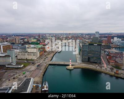 Malmö, Svezia - 28 12 2020: Vecchio faro di Malmö. Vista aerea, ripresa panoramica del drone. Cielo nuvoloso, luce del giorno. Foto Stock