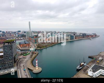 Malmö, Svezia - 28 12 2020: Vecchio faro di Malmö. Vista aerea, ripresa panoramica del drone. Cielo nuvoloso, luce del giorno. Foto Stock