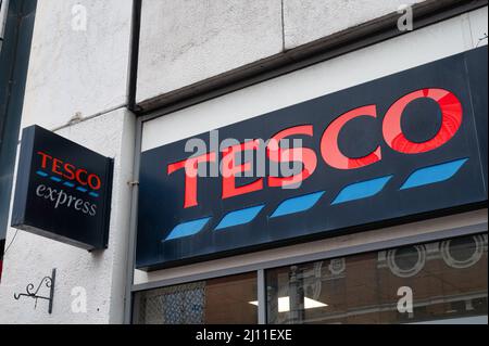 Belfast, UK- 19 febbraio 2022: L'insegna per Tesco Express a Belfast, Irlanda del Nord. Foto Stock