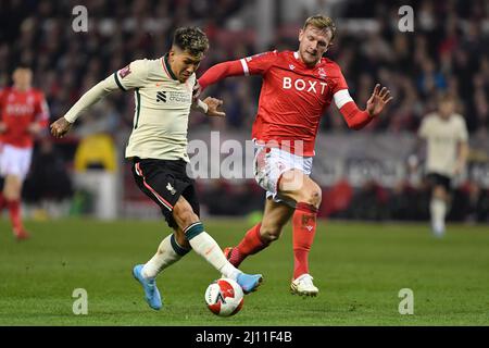 NOTTINGHAM, Regno Unito Roberto Firmino di Liverpool batte con Joe Worrall di Nottingham Forest durante la partita di fa Cup tra Nottingham Forest e Liverpool al City Ground di Nottingham domenica 20th marzo 2022. (Credit: Jon Hobley | MI News) Credit: MI News & Sport /Alamy Live News Foto Stock