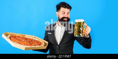 Ristorante o pizzeria. Uomo sorridente con pizza in scatola e tazza di birra. Consegna pizza. Fast food. Foto Stock