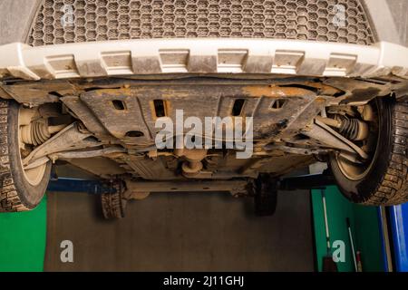 vista ravvicinata del fondo della vettura, sollevato nella stazione di riparazione e manutenzione Foto Stock