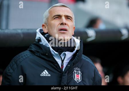 ISTANBUL, TURCHIA - 19 MARZO: Allenatore/allenatore Onder Karaveli di Besiktas JK durante la Super Lig match tra Besiktas e Hatayspor alla Vodafone Park Arena il 19 marzo 2022 a Istanbul, Turchia (Foto di /Orange Pictures) Foto Stock