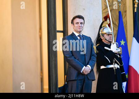 Il presidente francese Emmanuel Macron attende l'arrivo di Sauli Niinisto (non visto), presidente della Finlandia al Palazzo Elysee di Parigi, Francia, il 21 marzo 2022. Foto Stock