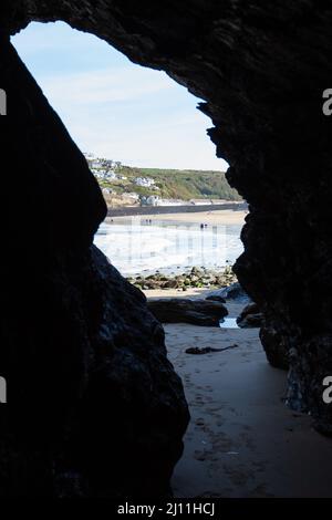 Silhouette grotta, Portreath Beach, Cornovaglia Foto Stock