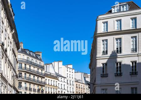 Parigi, splendidi edifici, vicino al Palais-Royal, nel 2e circondario, cielo blu Foto Stock