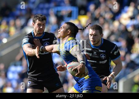 Warrington, Inghilterra - 19th marzo 2022 - Peter Mataa'utia di Warrington Wolves affrontato da Jay Pitts di Wakefield Trinity. Rugby League Betfred Super League Round 6 Warrington Wolves vs Wakefield Trinity all'Halliwell Jones Stadium, Warrington, Regno Unito Dean Williams Foto Stock