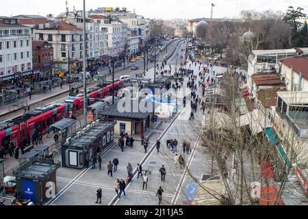 21 marzo 2022: Vista ad angolo alto di Piazza Beyazit affollata il 23 marzo 2022. Piazza Beyazit è una piazza nel quartiere di Fatih, situata nella parte europea di Istanbul, Turchia. E' ufficialmente chiamata Piazza della libertà, ma è conosciuta come Piazza Beyazit dopo la Moschea Bayezid II su un lato. La piazza è l'ex sede del Foro di Teodosio costruito da Costantino il Grande. (Credit Image: © Tolga Ildun/ZUMA Press Wire) Foto Stock