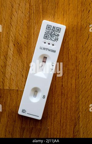 Un test di flusso laterale negativo che mostra che una persona non ha un'infezione COVID-19. Foto Stock