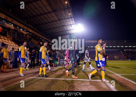 Luke Chambers (a destra) e i compagni di squadra di Colchester United si dirigono verso la partita della Sky Bet League Two al JobServe Community Stadium di Colchester. Data foto: Lunedì 21 marzo 2022. Foto Stock