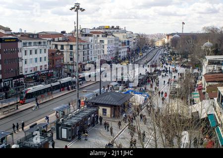 21 marzo 2022: Vista ad angolo alto di Piazza Beyazit affollata il 23 marzo 2022. Piazza Beyazit è una piazza nel quartiere di Fatih, situata nella parte europea di Istanbul, Turchia. E' ufficialmente chiamata Piazza della libertà, ma è conosciuta come Piazza Beyazit dopo la Moschea Bayezid II su un lato. La piazza è l'ex sede del Foro di Teodosio costruito da Costantino il Grande. (Credit Image: © Tolga Ildun/ZUMA Press Wire) Foto Stock