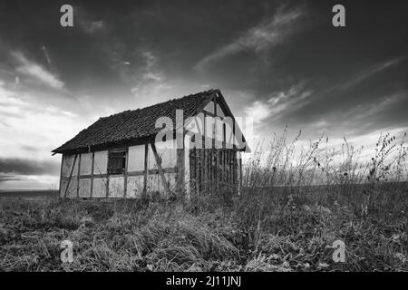 bella fienile a graticcio e un campo in germania Foto Stock