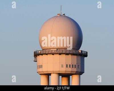 Berlino, Germania. 28th Feb 2022. 28.02.2022, Berlino. La cima dell'ex torre radar dell'ex aeroporto nel quartiere Tempelhof di Berlino, preso alla luce del sole serale. Credit: Wolfram Steinberg/dpa Credit: Wolfram Steinberg/dpa/Alamy Live News Foto Stock