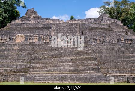 Il Duca e la Duchessa di Cambridge guardano fuori dal Caana a Caracol, un antico sito archeologico maya profondo nella giungla nella Foresta di Chiquibul in Belize, durante il loro tour dei Caraibi per conto della Regina per celebrare il suo Giubileo del platino. Data foto: Lunedì 21 marzo 2022. Foto Stock