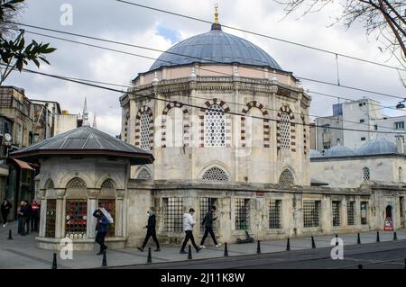 21 marzo 2022: Vista enterior del complesso di Sinan Pasha, costituito da una madrasa e tomba su Divanyolu Street a Fatih, Istanbul, Turchia il 23 marzo 2022. Il complesso fu commissionato dal Gran Vizier Grande Sinan Pasha. L'architetto fu Davud Aga, successore e studente dell'architetto Sinan. Secondo l'iscrizione sulla fontana fu completata nel 1594. (Credit Image: © Tolga Ildun/ZUMA Press Wire) Foto Stock