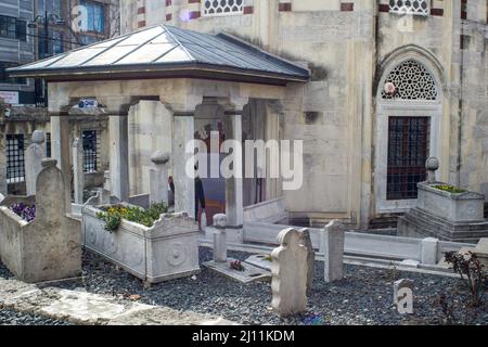 21 marzo 2022: Vista enterior del complesso di Sinan Pasha, costituito da una madrasa e tomba su Divanyolu Street a Fatih, Istanbul, Turchia il 23 marzo 2022. Il complesso fu commissionato dal Gran Vizier Grande Sinan Pasha. L'architetto fu Davud Aga, successore e studente dell'architetto Sinan. Secondo l'iscrizione sulla fontana fu completata nel 1594. (Credit Image: © Tolga Ildun/ZUMA Press Wire) Foto Stock